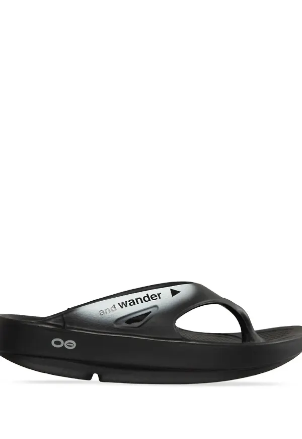 and Wander x137 Oofos Recovery sandaler - Svart