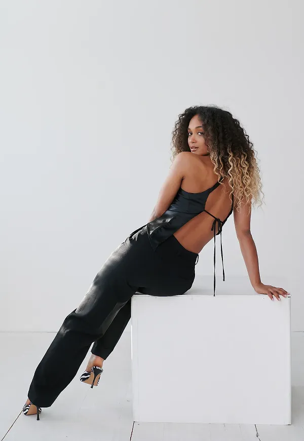 Angelica Blick x NA-KD Croppad topp med en axel - Black