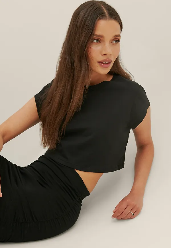 Anika Teller x NA-KD Ekologisk croppad jersey-topp - Black