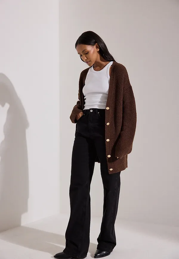 Anika Teller x NA-KD Stickad cardigan med guldknappar - Brown