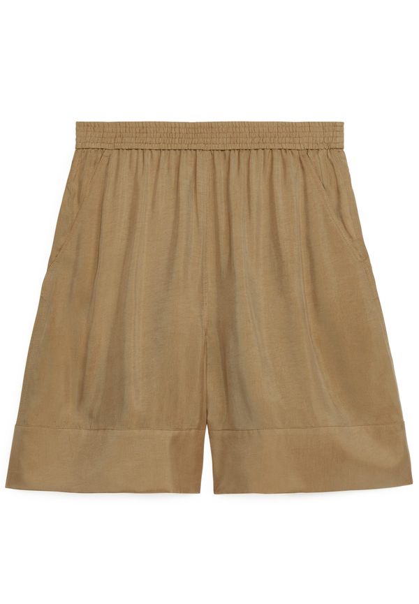 Arket Följsamma Kuproshorts Mörkbeige i storlek 42