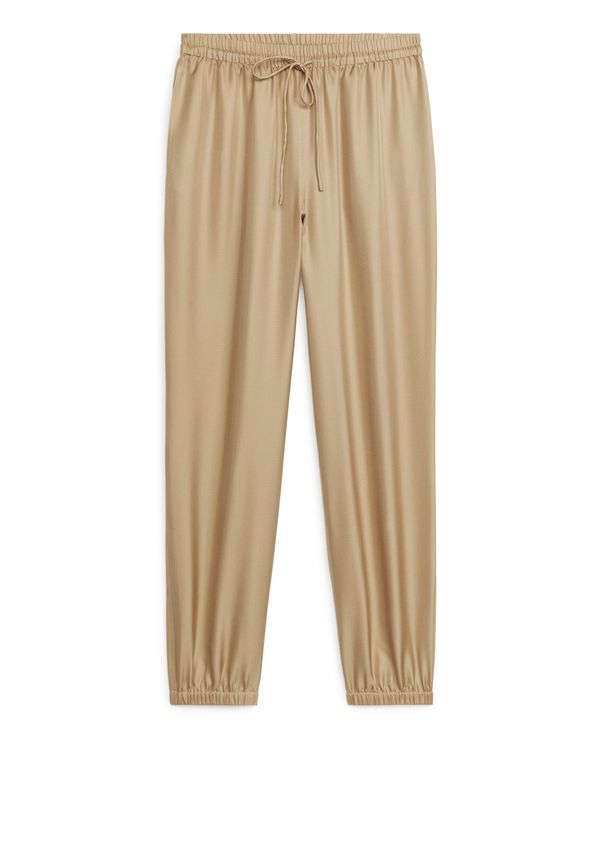 Arket Sidenbyxor Med Dragsko Beige i storlek 40