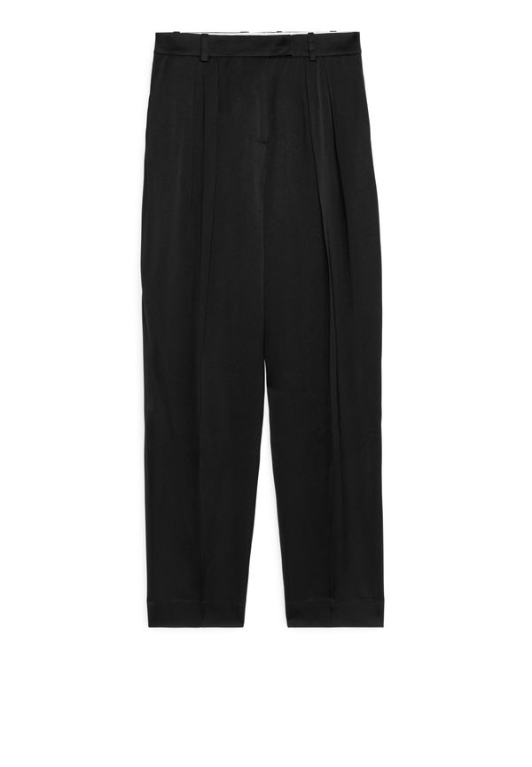 Arket Tapered Satin Trousers Black, Byxor i storlek 34 och färg Svart