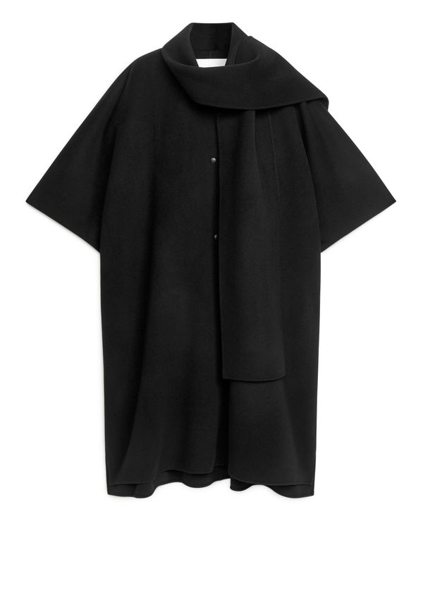 Arket Wool Cape Black, Kappor i storlek M/L och färg Svart