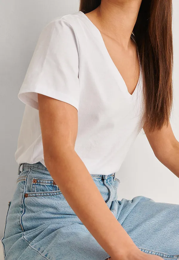 NA-KD Basic T-shirt i ekologisk bomull med V-ringning - White