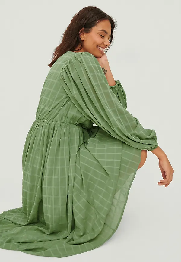 NA-KD Boho Recycled strukturerad midiklänning i chiffon - Green