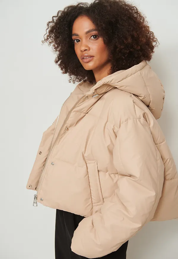 NA-KD Trend Vadderad belagd jacka med huva - Beige