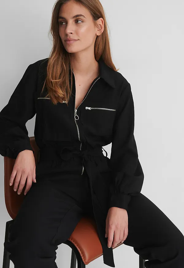 NA-KD Formsydd Jumpsuit Med Fickor - Black