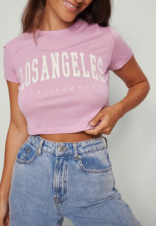 NA-KD T-shirt med city tryck - Pink
