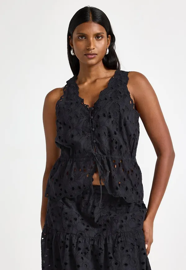 Blus med broderie anglaise