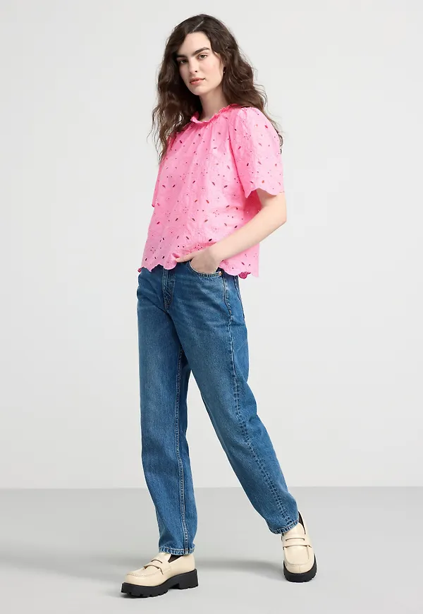 Blus med broderie anglaise