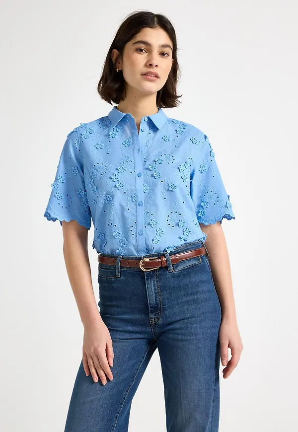 Blus med broderie anglaise
