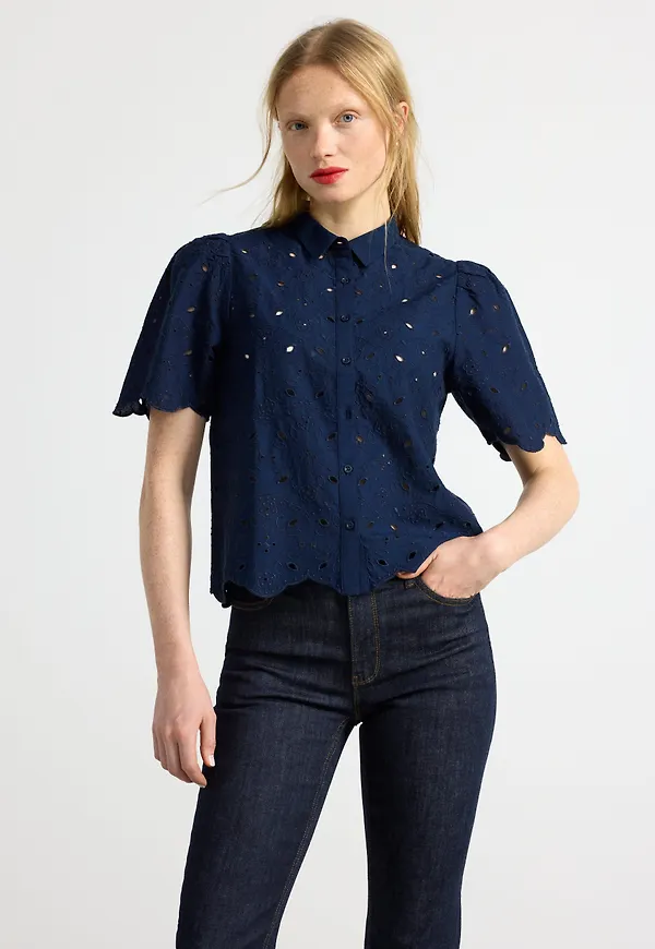 Blus med broderie anglaise
