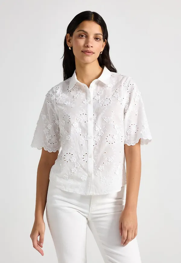 Blus med broderie anglaise