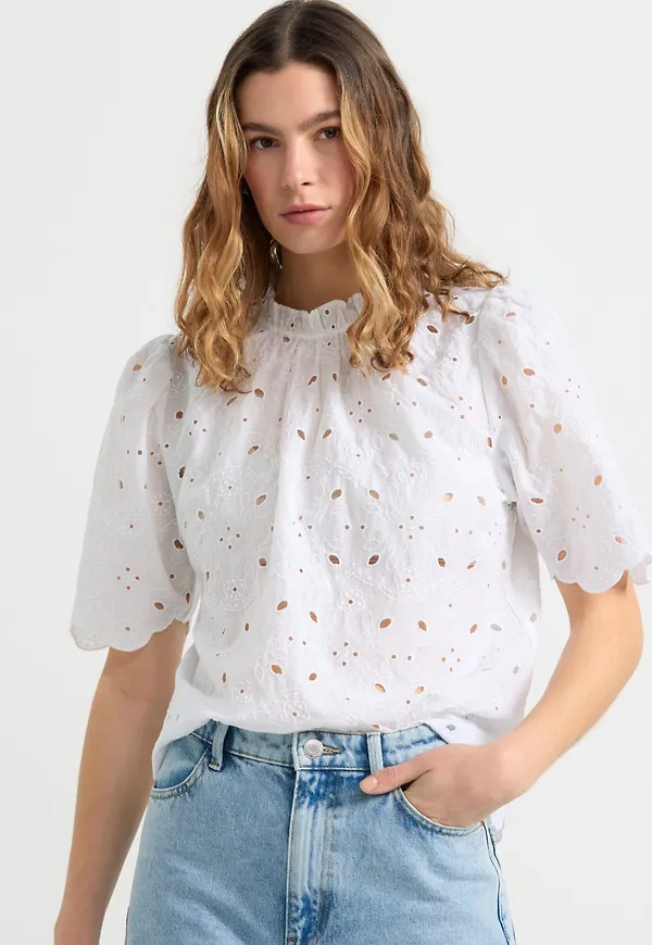 Blus med broderie anglaise