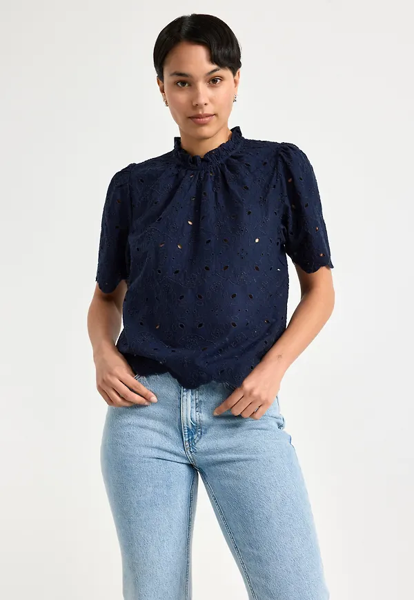 Blus med broderie anglaise