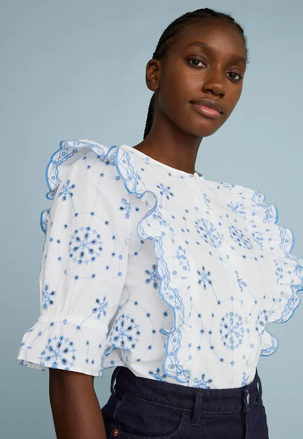 Blus med broderie anglaise