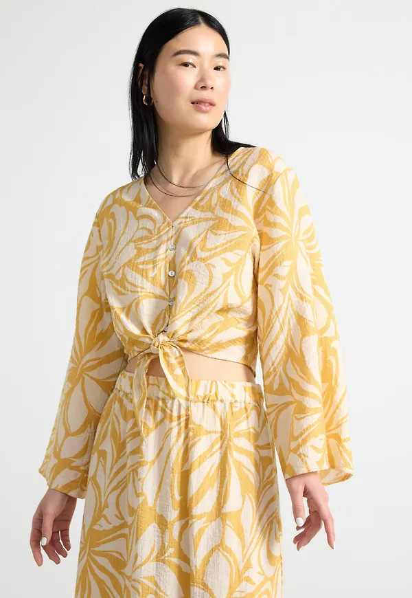 Blus med knytdetalj