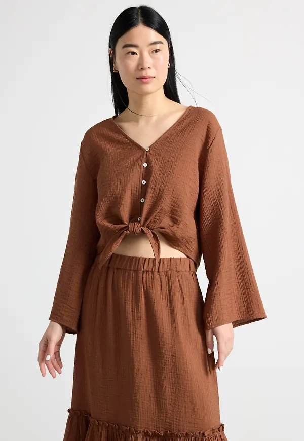Blus med knytdetalj