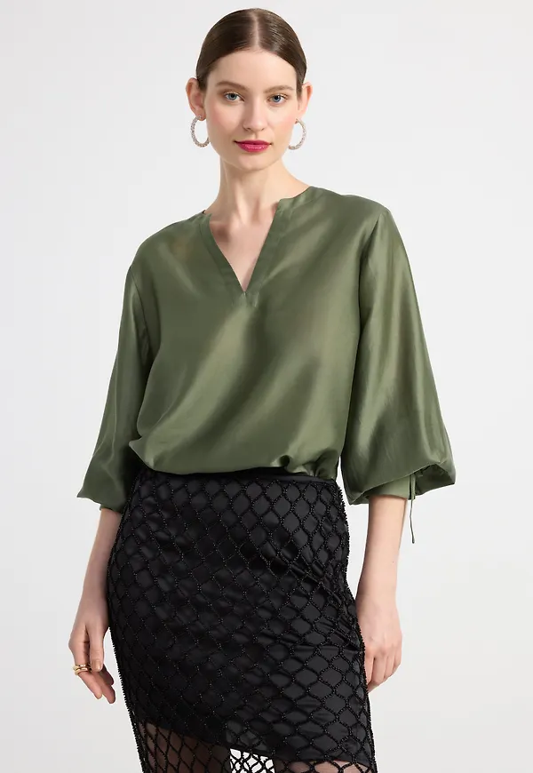 Blus med knytdetaljer