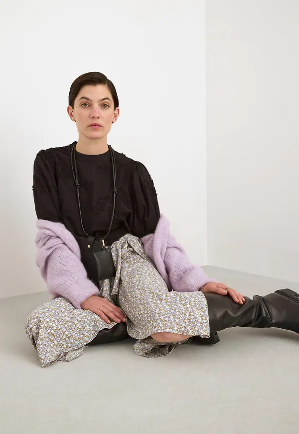 Blus med puffärm och broderier