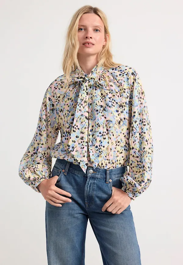 Blus med rosett
