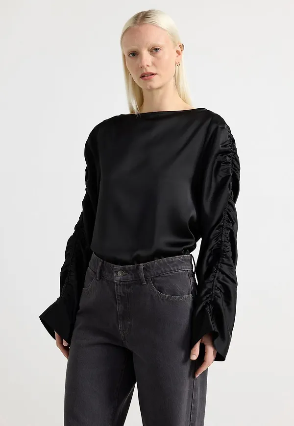 Blus med rynkade ärmar
