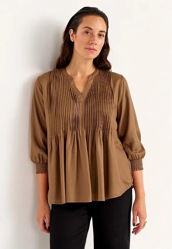 Blus med sydda veck