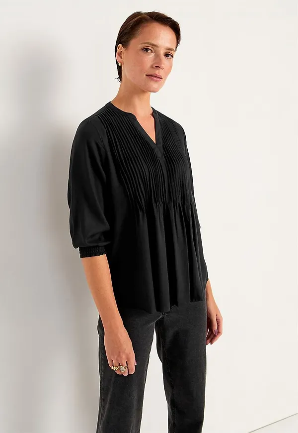 Blus med sydda veck