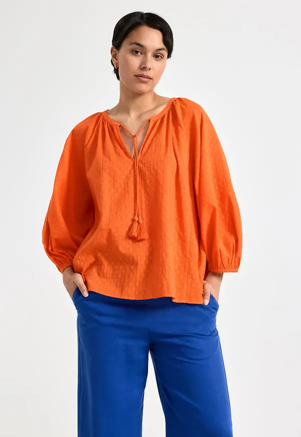 Blus med tofsar