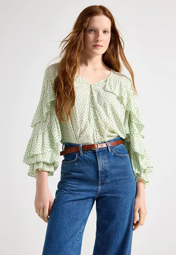 Blus med volang