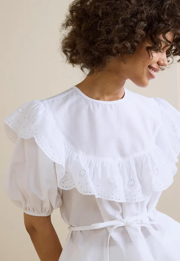 Blus med volang