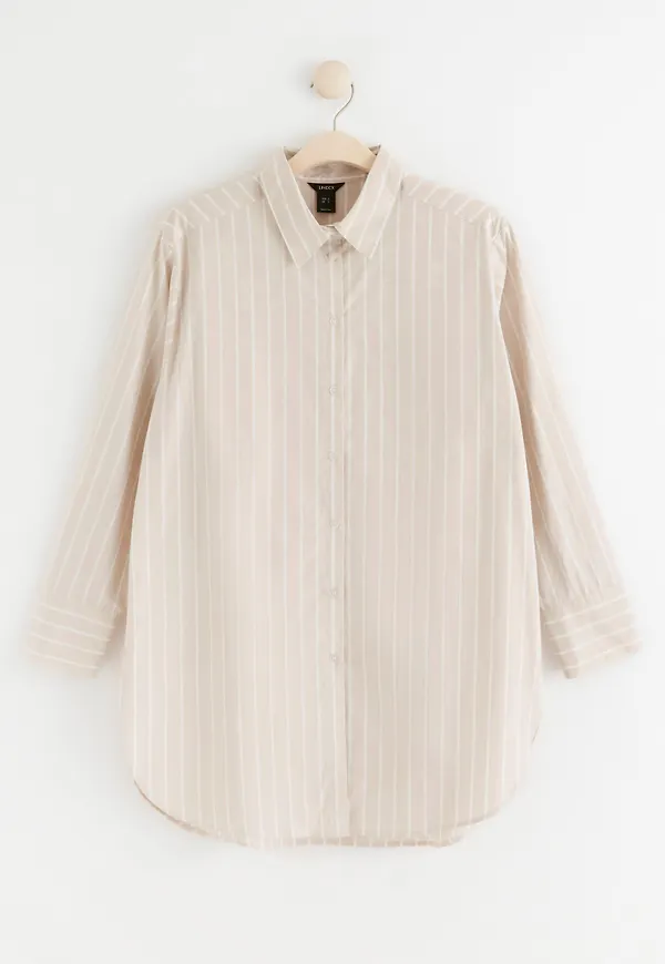 Bomullsskjorta i oversize-modell