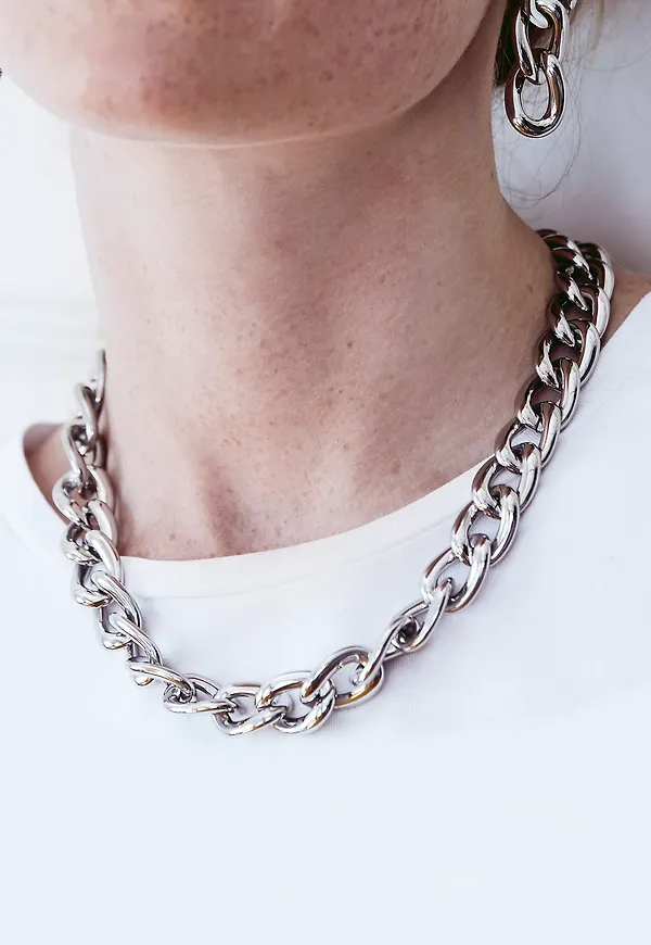 Bond necklace