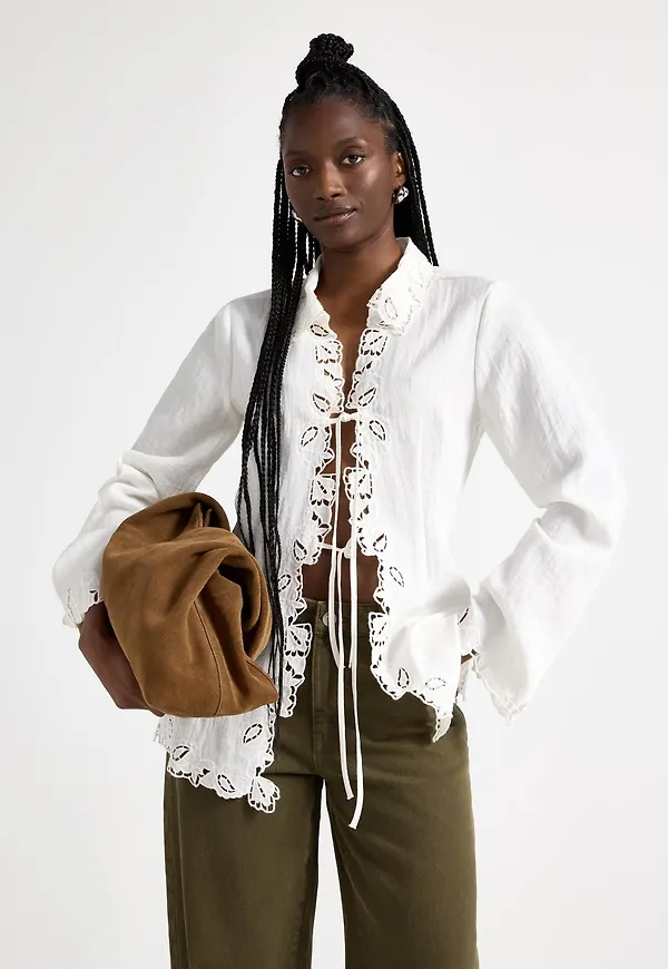 Broderad blus med knytband