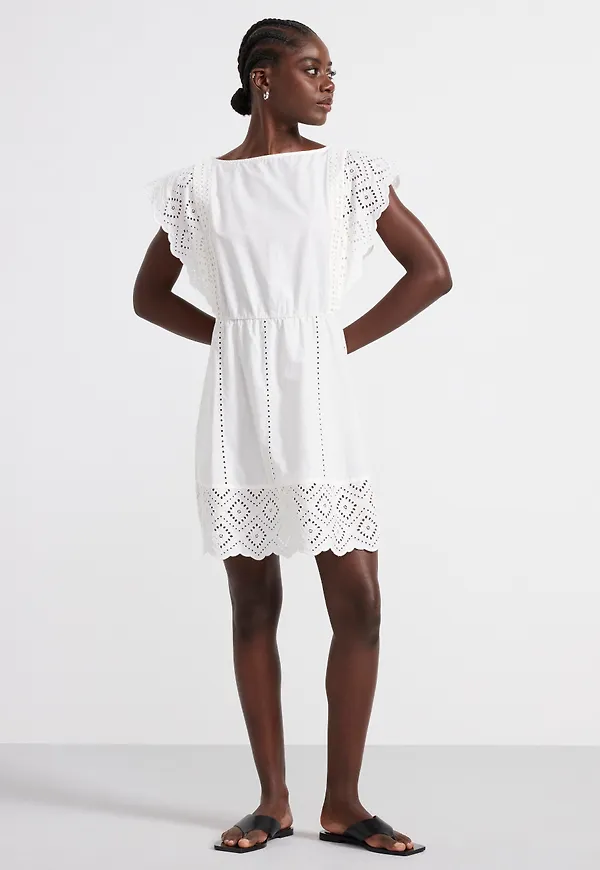 Broderie anglaise klänning – Curated by Elsa & Sofia