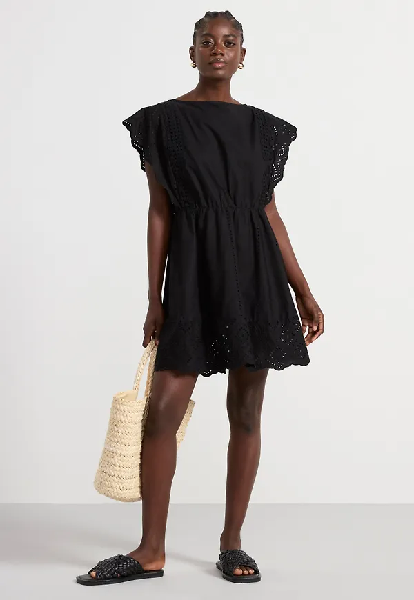 Broderie anglaise klänning – Curated by Elsa & Sofia