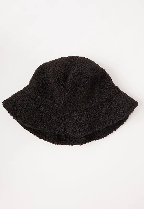 Bucket hat i pile