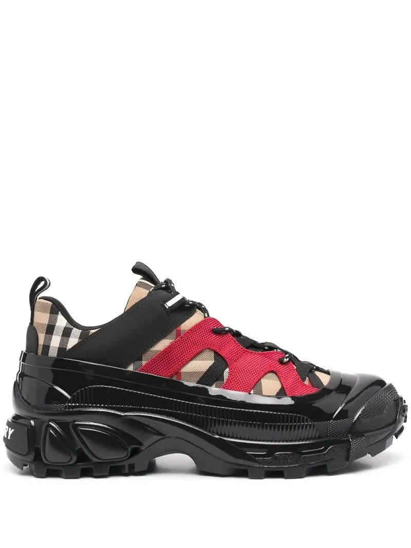 Burberry Arthur rutiga sneakers med grov sula - Svart