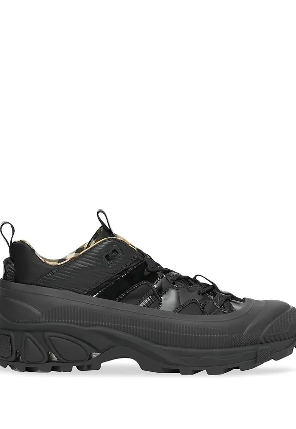Burberry låga sneakers med paneler - Svart