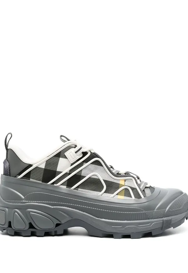 Burberry rutiga sneakers med panel - Grå