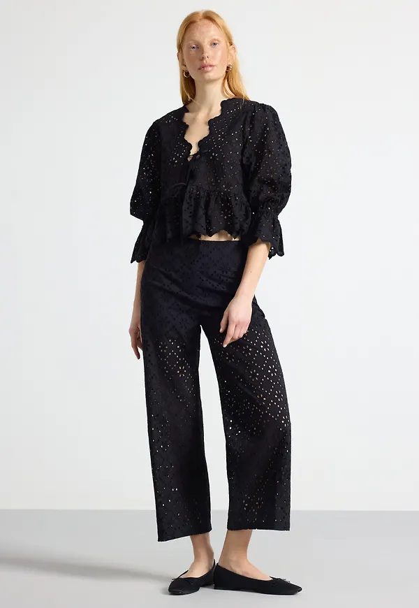 Byxor med broderie anglaise