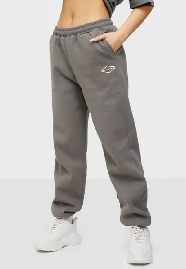 Nicki Studios Logo Collage Pants Mjukisbyxor Shadow Gray