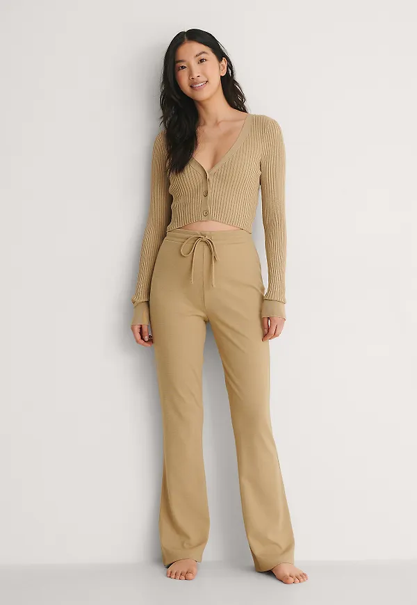 NA-KD Bootcut byxor med dragskodetalj - Beige