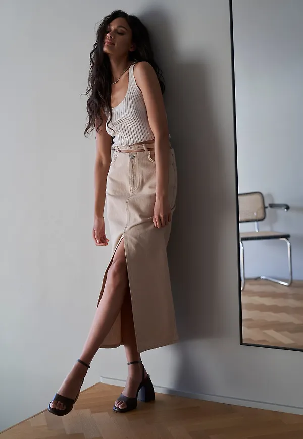 NA-KD Reborn Ekologisk jeansmidikjol med bältesdetalj - Beige