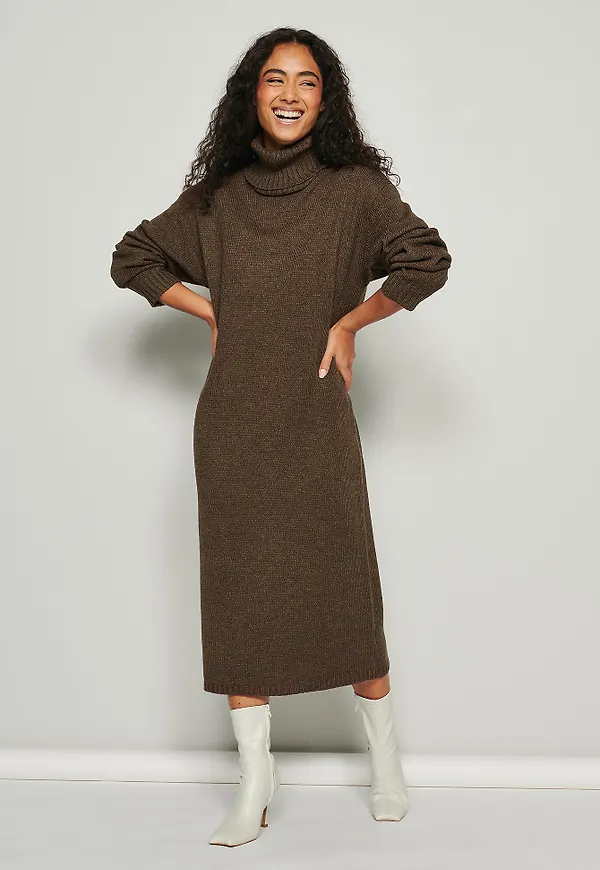 NA-KD Recycled melange stickad midiklänning med hög krage - Brown
