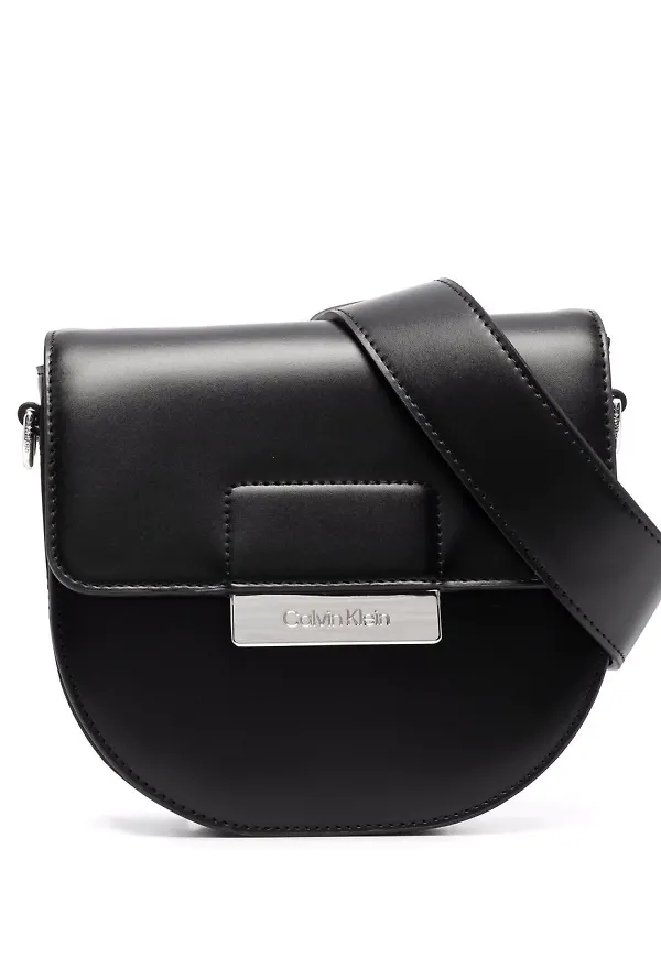 Calvin Klein axelremsväska - Svart