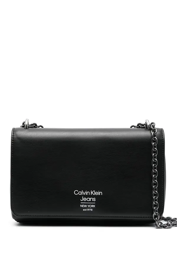 Calvin Klein axelremsväska med kedja - Svart