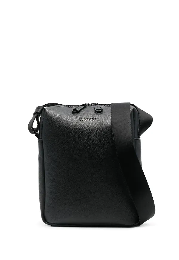 Calvin Klein axelremsväska med logotyp - Svart