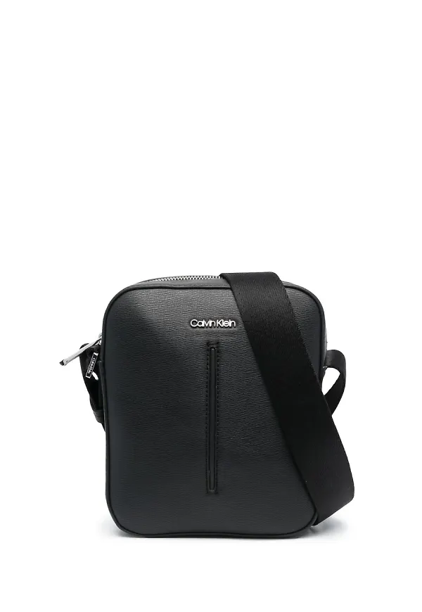 Calvin Klein axelremsväska med logotypplakett - Svart
